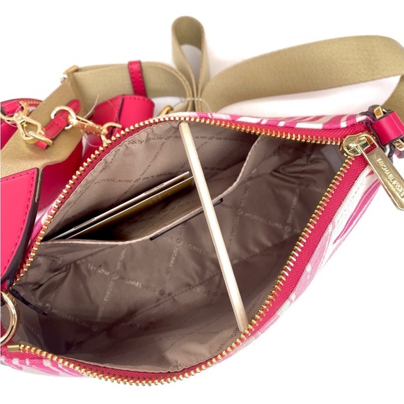 Michael Kors Crossbody
with Tech Attached - Picture 12 of 14